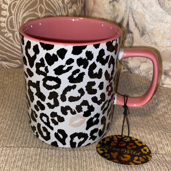 🖤🤍🩷NWT Stay Wild Animal Print w/Kiss 18oz Microwave/Dishwasher Safe Mug - Picture 1 of 12